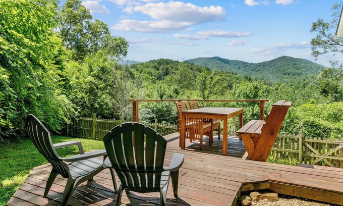 Weaverville Casa | Spacious 5-bedroom house w Mountain Views!
