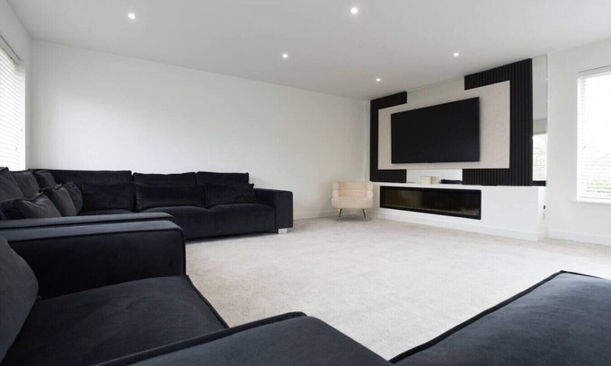 Cowplain Casa | Spacious 5 Bedroom w/Hot Tub | Waterlooville`s Gem