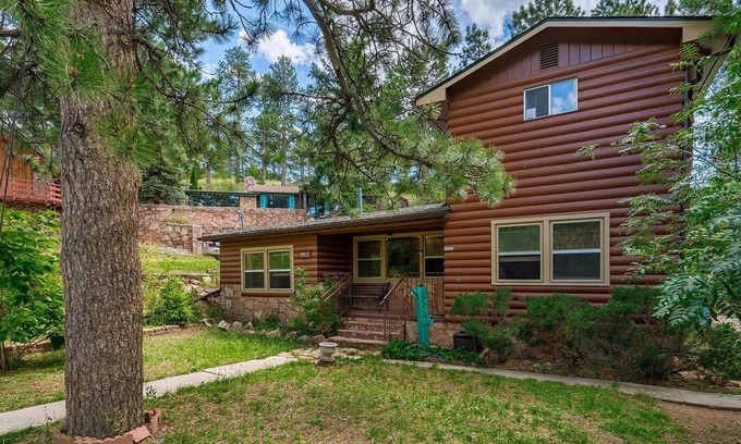 Cascade Cabina | Spacious 5-bedroom cabin in cool Cascade-Chipita Park with WiFi
