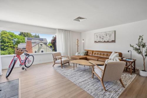 SeaTac Casa | Spacious 5B2B home 5 min to airport with AC, Game Room, WiFi, Parking