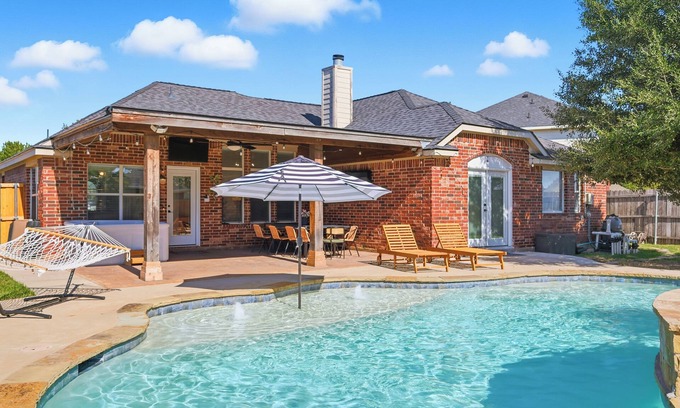 Red Oak Casa | Spacious 5BR Family Oasis - Pool, Hot Tub & Game Room