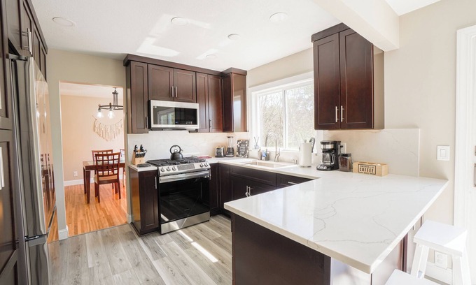 Burnsville Casa | Spacious 5BR Family Retreat w/ In-Law Suite & Park Access – Near Mall of America