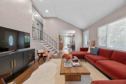 Columbus Casa | Spacious 5BR Firepit with Deck Near OSU and More