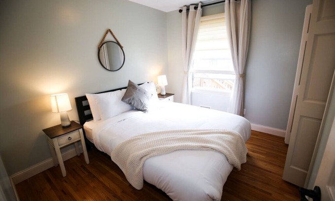 St. Anthony West Casa | Spacious 5BR in NE Arts District by Lux Life
