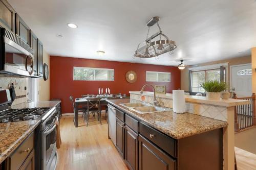 Arvada Plaza Area Casa | Spacious 5br Retreat W Patio & Hot Tub