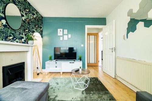 Acresford Casa | Spacious 6-Bed Home in Coventry, Warwick, West Midlands- Free Parking, Super Fast WiFi