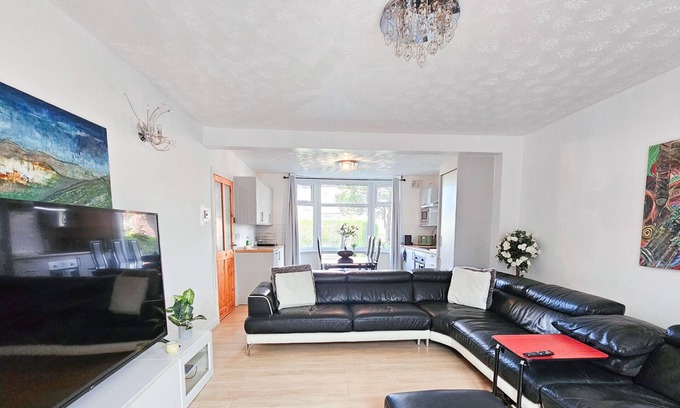 Burnage Casa | Spacious 6-Bed Home with Driveway