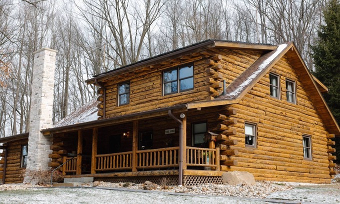 New Philadelphia Cabina | Spacious 6-bedroom cabin & sports bar in Amish country. Close to Breitenbach.