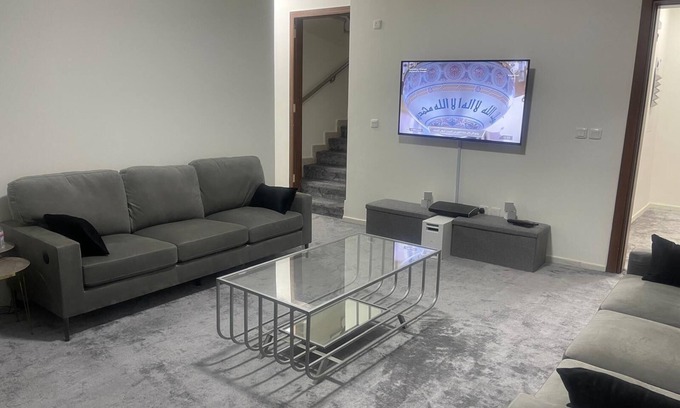 Medina Apartamento | Spacious 6-bedroom apartment in delightful Madinah with WiFi, AC