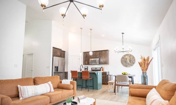 Sunset Heights Casa | Spacious 6 Bedroom Disco House!