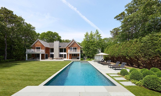 Wainscott Casa | Spacious 6-bedroom house in charming Wainscott walking distance to beach
