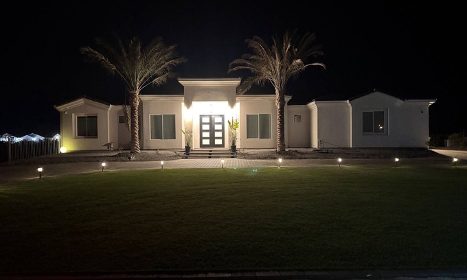 Buckeye Casa | Spacious 6-bedroom house with AC, Large pool charming Buckeye