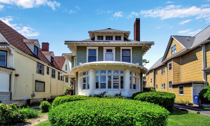 North Buffalo Casa | Spacious 6-bedroom house in Buffalo with Parking