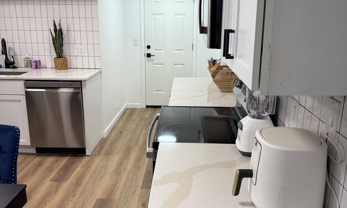 Lansing Casa | Spacious 6-bedroom house with AC, WiFi in lovely Lansing