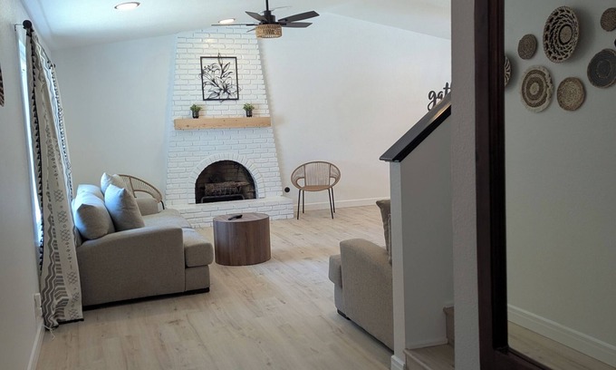 Clovis Casa | Spacious 6-bedroom house in marvelous Clovis with WiFi, AC