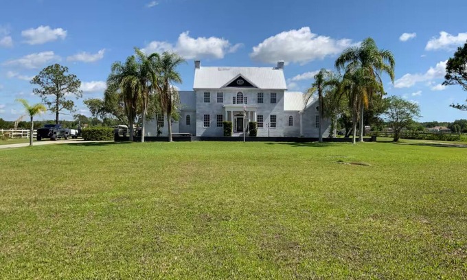 Quiet Place In The Country Casa | Spacious 6-bedroom house in charming Port Orange with WiFi, AC Pool