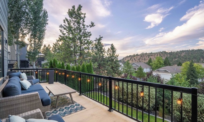 Latah Valley Casa | Spacious 6-bedroom, Views, King Beds, Hot Tub, Game Room near downtown Spokane
