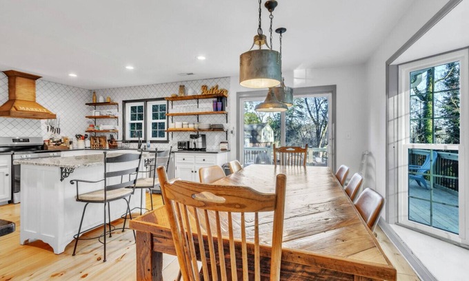 Greenville - Spartanburg Casa | Spacious 6BR/10Bed~Pet & Family Friendly + HOT TUB