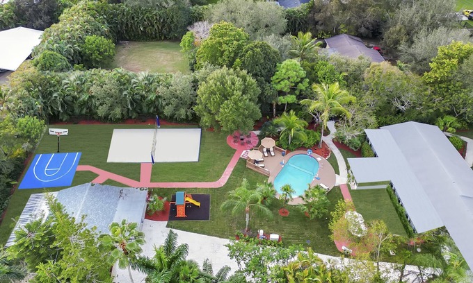 Davie Casa | Spacious 6BR w/ POOL & Tons of Games