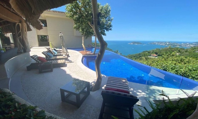 Las Brisas Casa | Spacious 7-bedroom house in enjoyable Acapulco with AC, amazing view, Las Brisas
