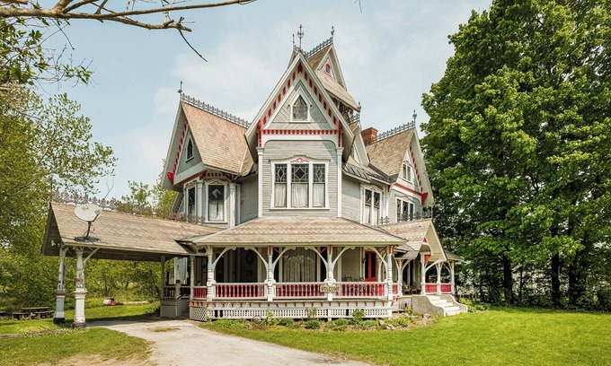 Richford Casa | Spacious 7-bedroom house. Close to biking trails. Minutes away from water park