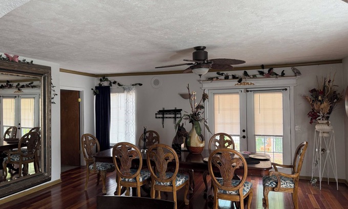 Omaha Casa | Spacious 7-bedroom house with WiFi, fitness room in delightful Omaha