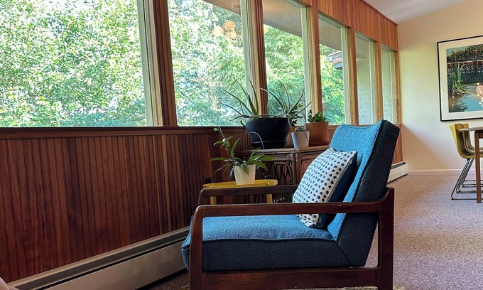 Eagles Mere Casa | Spacious 7-bedroom house in Eagles Mere next to Outlet Pond