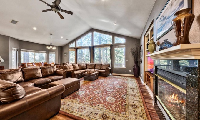 Montgomery Estates Cabina | Spacious 7Br+ Bonus 8th Br, Pool & Foosball Table, 13 Beds, 14 Guests+Kids 5 Years Old and Younger