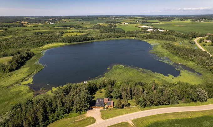 Birchdale Cabina | Spacious 9 Bedroom 6 bath on Private Lake Kayaks, Trails & Wildlife Nearby