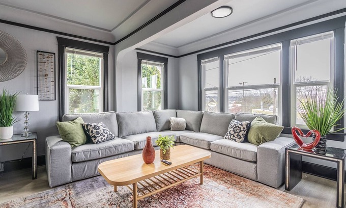 West Woodland Casa | Spacious 9BR Ballard Craftsman perfect for groups