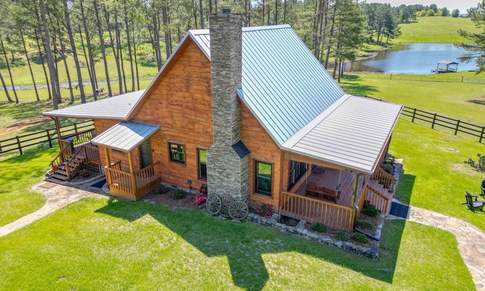 Crane Hill Cabina | Spacious Alabama Retreat - Deck, Grill & Fire Pit!