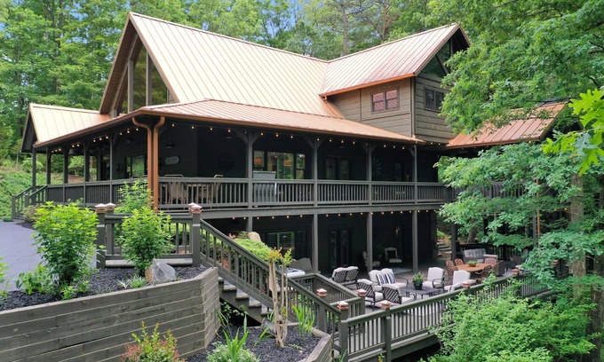 Foxfire Estates Casa | Spacious! All Paved road access, High Speed Internet, 7 Minutes to downtown BR!