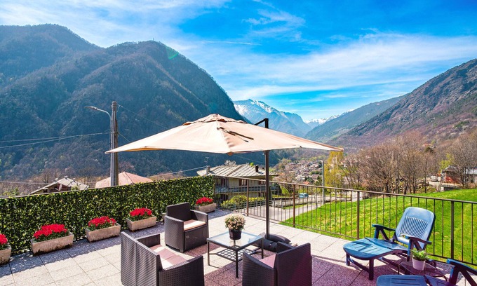Roure Apartamento | Spacious alpine house with panoramic terrace for large families or groups