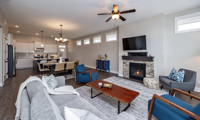 Urbandale Casa | Spacious and clean 4-bedroom townhome in Urbandale with fitness room, WiFi