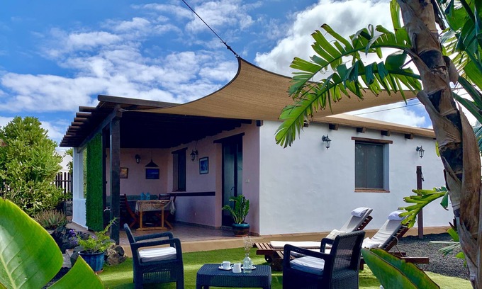 Lajares Villa | Espaciosa e Independiente Villa con jardín en Lajares.