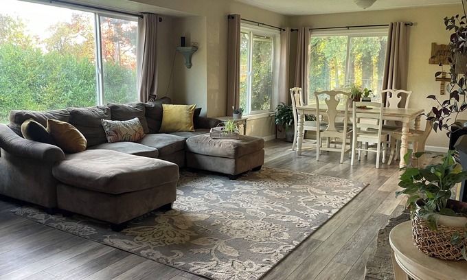 Salem Casa | Spacious and lovely, 1 level home in South Salem