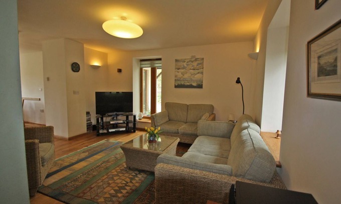 Llandovery Cabaña | Spacious and luxurious eco-friendly detached house for 8 set in rural Carmarthenshire.