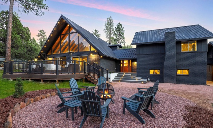 Strawberry Chalet De Esquí | Spacious and Modern Pet-Friendly Chalet in the Pines—perfect for large groups!