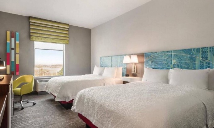 Brooklyn Park Casa | Spacious and Naturally Lit Room w/ Free Breakfast