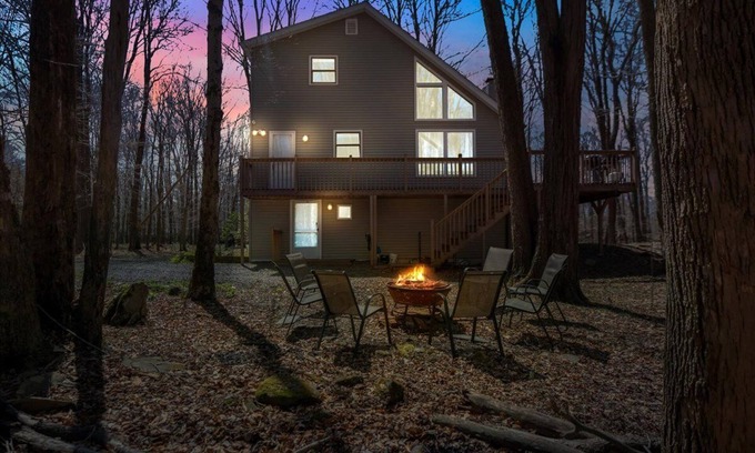 Gouldsboro Chalet De Esquí | Spacious and Remodeled Cabin in Poconos Mountain Resort. Hot Tub and Game Room!