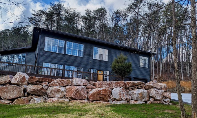 Maryville Casa | Spacious and Serene Smoky Mountain Retreat- the Perfect Launch for the Dragon!