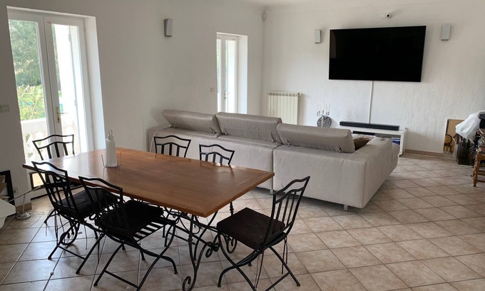 La Pointe Apartamento | SPACIOUS APARTMENT CLOSE TO ALL AMENITIES