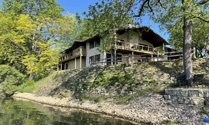 Apple River Casa | Spacious Apple Canyon Lake home - just minutes from Galena, Illinois