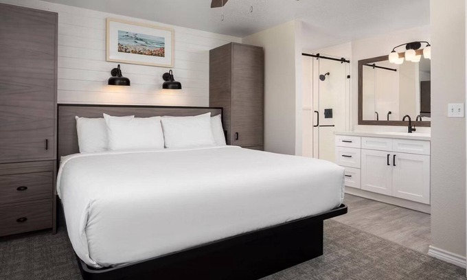 Galveston Hotel | Spacious Beach Resort Stay w/ Full Kitchen, Pool, Lazy River & Sports Courts