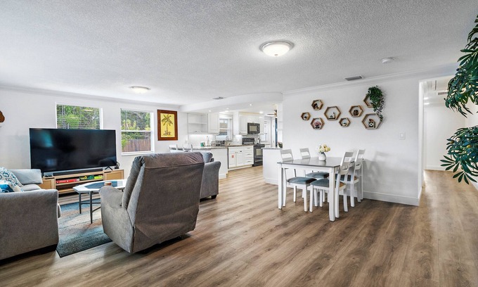 Anona Casa | Spacious Beach Retreat Near Clearwater & Indian Rocks