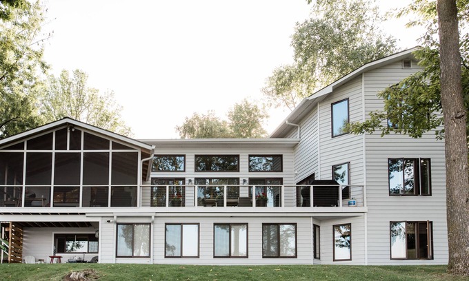 Lake Shore Casa | Amplia, luminosa y moderna casa de Gull Lake: elevación suave, playa de arena, puestas de sol