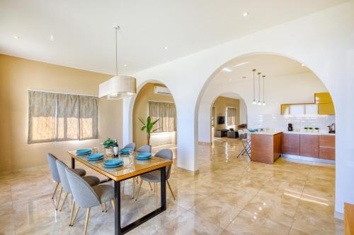 Xaghra Apartamento | Spacious, Bright, Valley & Sea View Maisonette