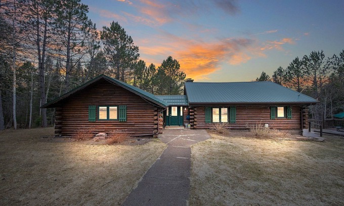 Lutsen Cabina | Spacious cabin 7 min from Lutsen Mountain ski hill & cross country ski trails