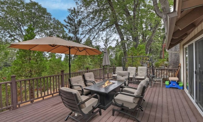 Cedar Glen Cabina | Spacious Cabin, AC, Deck + Fireplace, Games