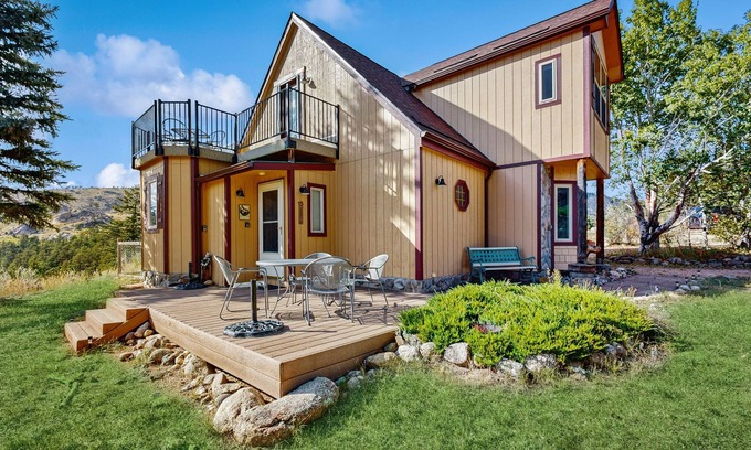 Drake Casa | Spacious cabin with stunning views, wifi, fully stocked kitchen & W/D